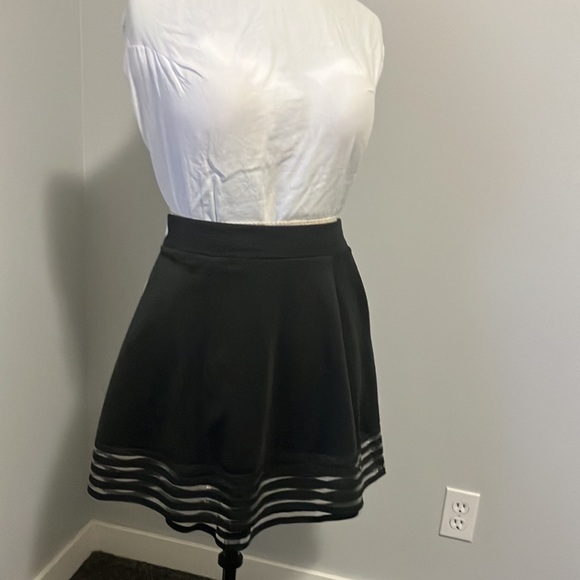 Black mini skirt - Picture 2 of 3